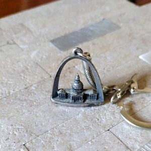 Gateway Arch And Old Courthouse Jefferson National Expansion Memorial Keychain
